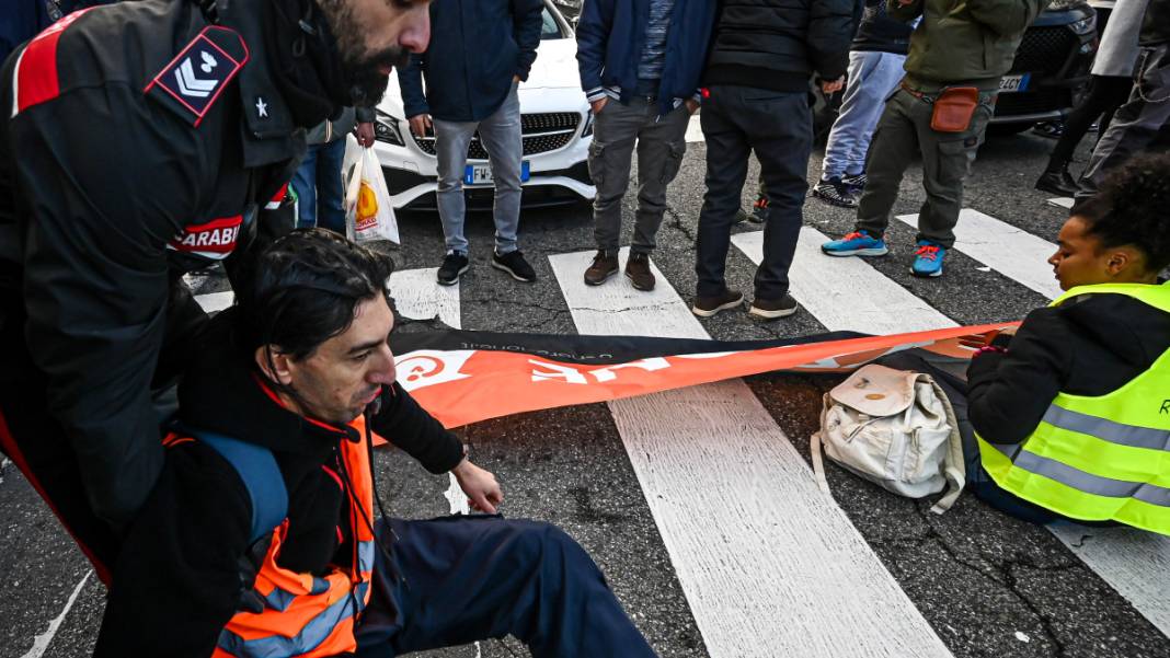 İklim aktivistleri protesto için yol kesti: Milano'da trafik kısa süreli kilitlendi 5